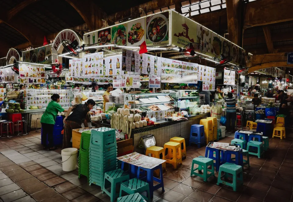 Không gian quán buổi tối